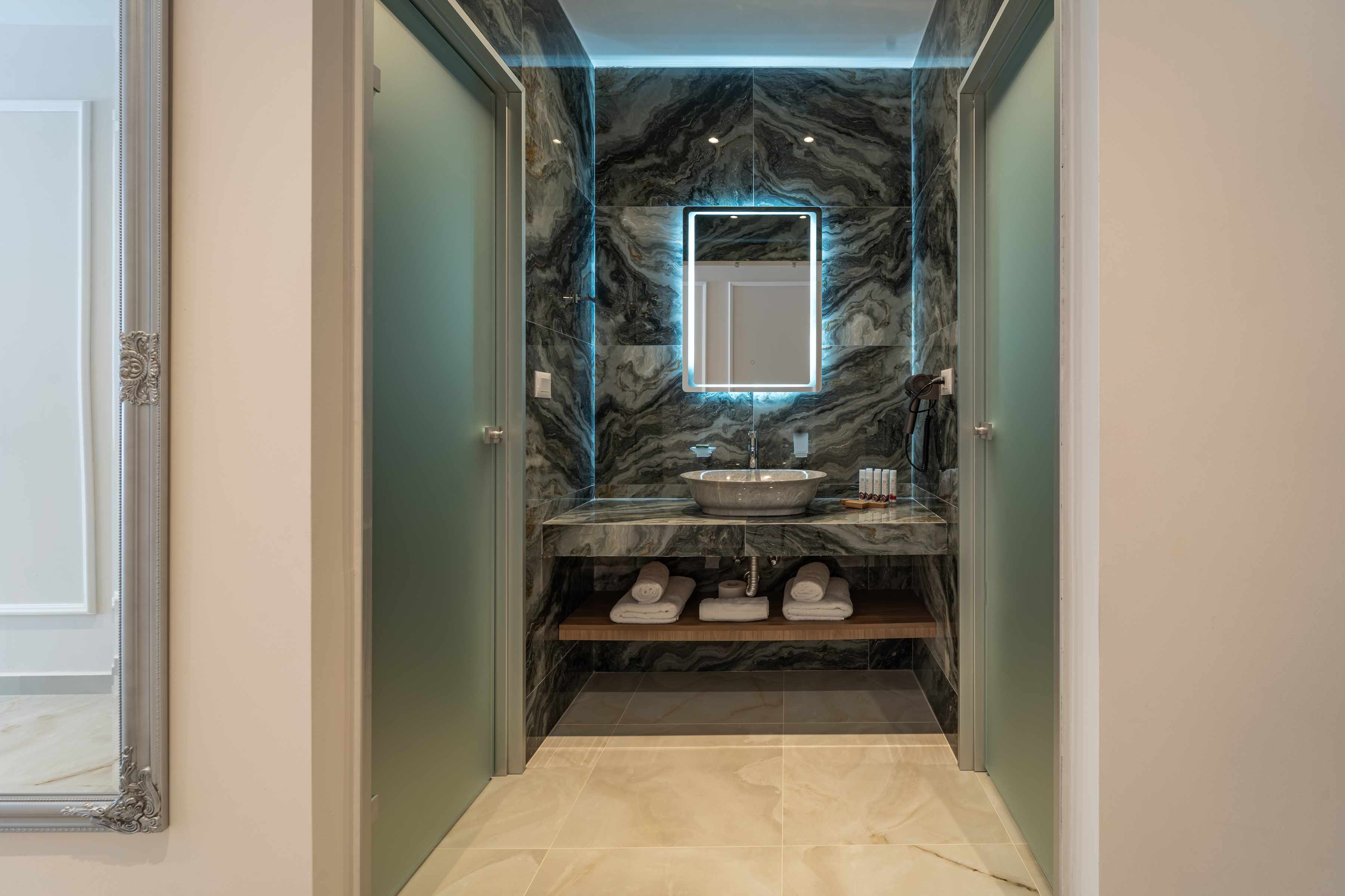 Philia Center Suites imagine 84